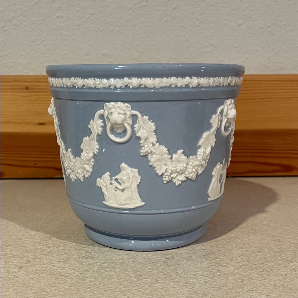 Vintage Wedgwood Jasperware jardinière cachepot